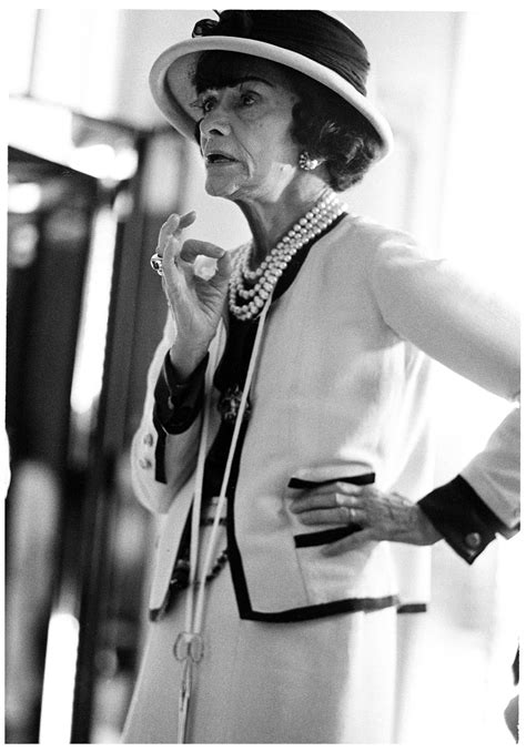 giaccia chanel rivisitata|La storia della giacca di Gabrielle Chanel.